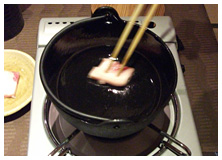 鉄鍋を温め、牛脂をなぞってよく油を出す。